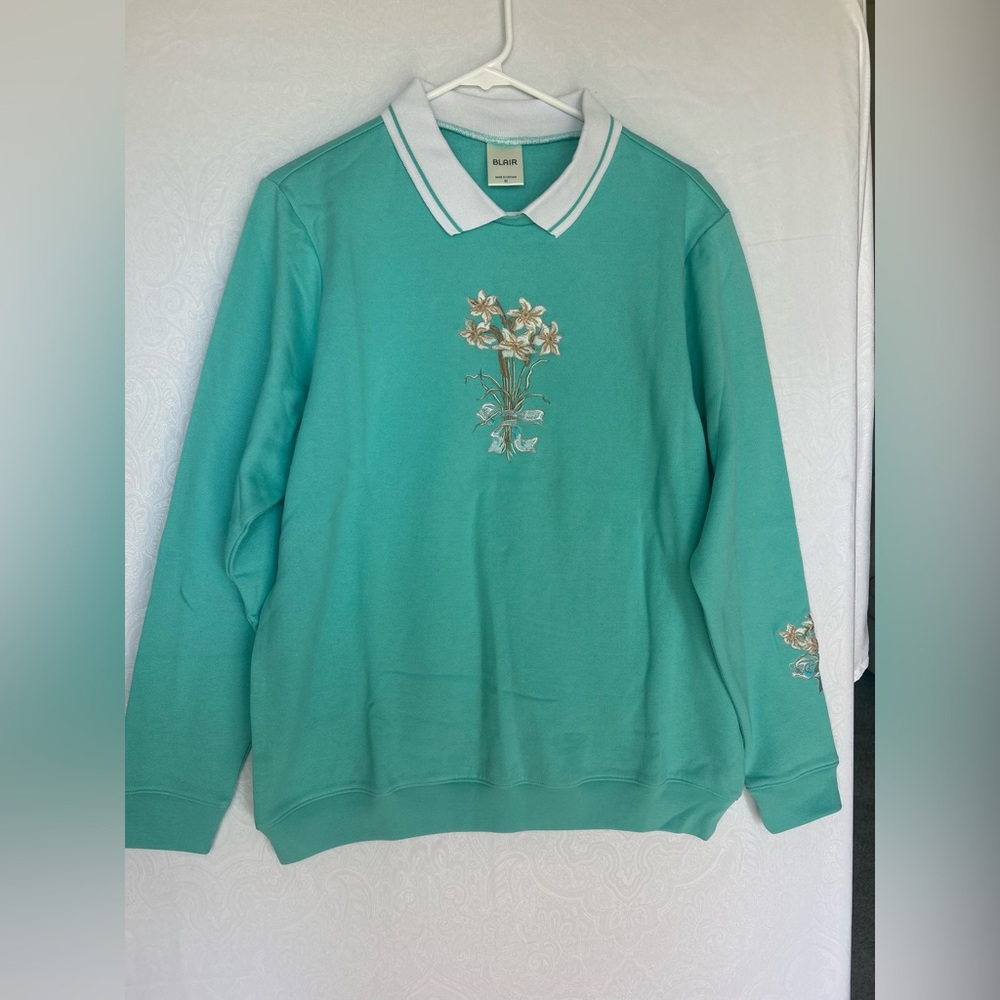 Blair women’s Green Floral Embroidered Sweatshirt